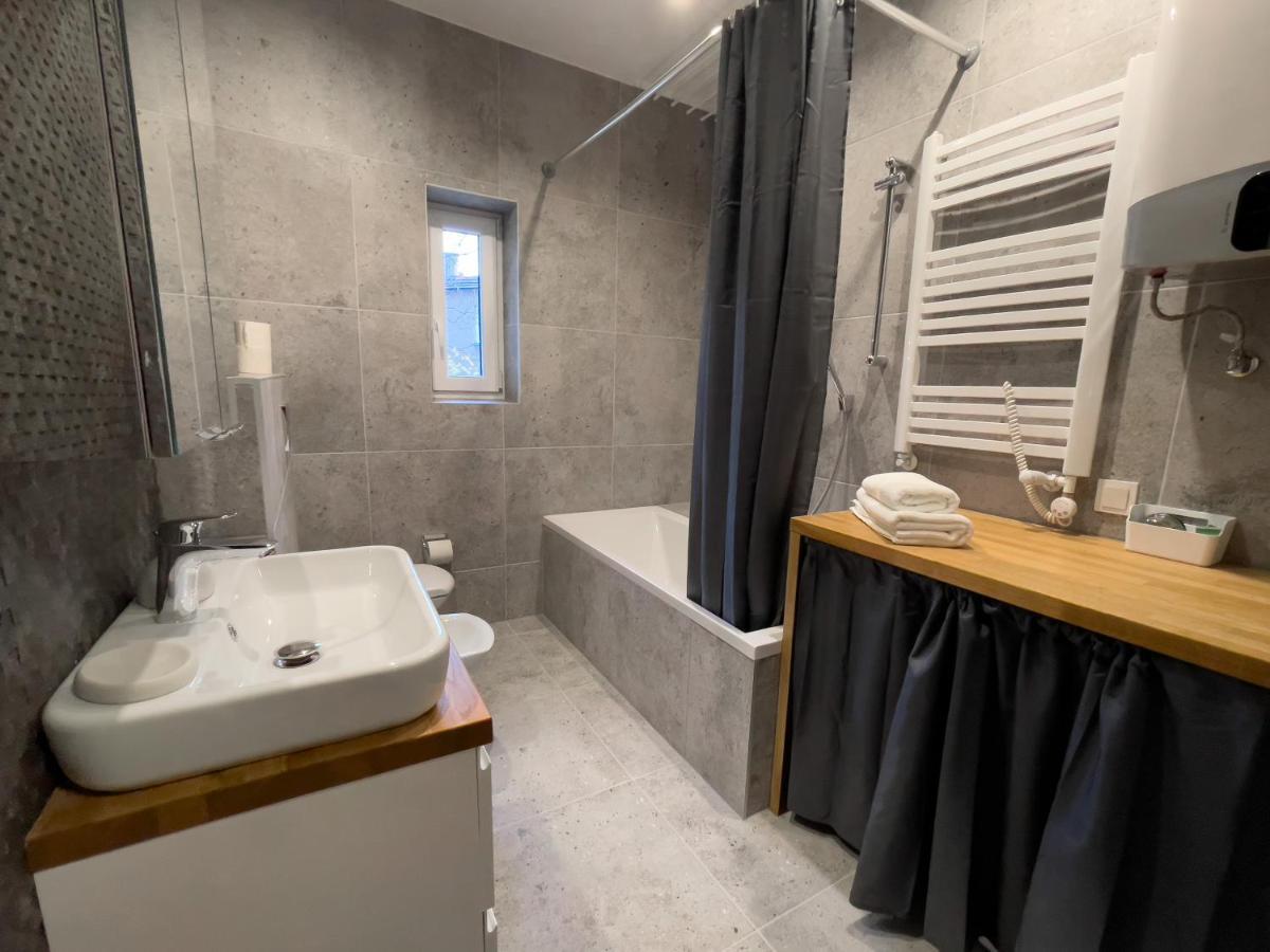Urban Apartments Premium No 3, Free Private Parking, Self Check-In 霍茹夫 外观 照片