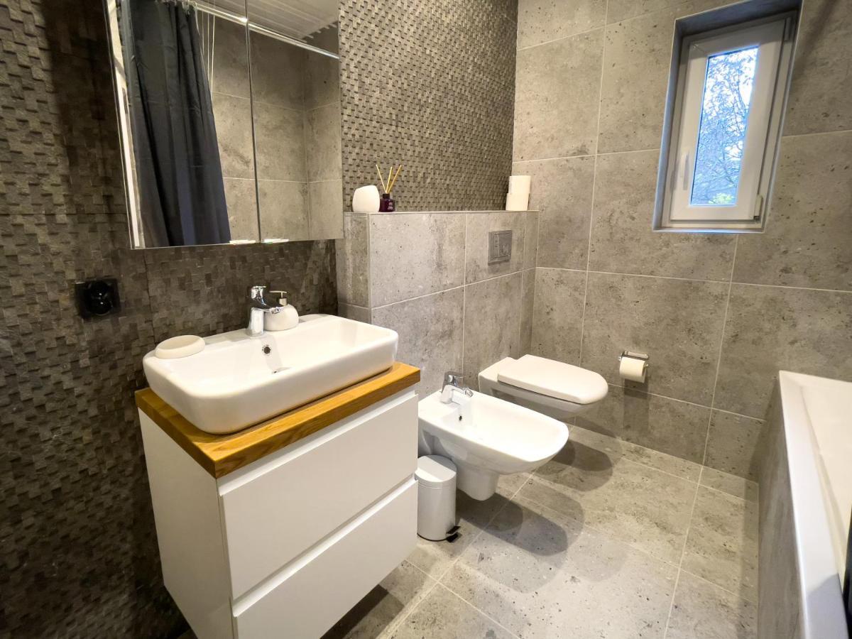 Urban Apartments Premium No 3, Free Private Parking, Self Check-In 霍茹夫 外观 照片
