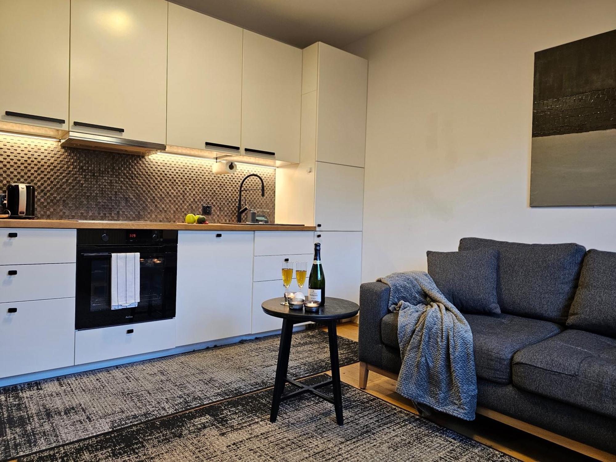Urban Apartments Premium No 3, Free Private Parking, Self Check-In 霍茹夫 外观 照片